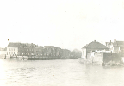 BR_POORTEN_WATERPOORT_011 De Poortwachterswoning en de historische panden langs het Maarland ZZ; ca. 1950