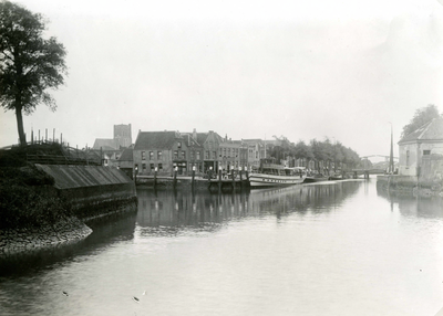 BR_POORTEN_WATERPOORT_012 De Poortwachterswoning en de historische panden langs het Maarland ZZ; ca. 1935