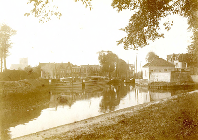 BR_POORTEN_WATERPOORT_014 De Poortwachterswoning en de historische panden en aanlegplaats voor de veerboten langs het ...