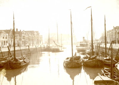BR_POORTEN_WATERPOORT_017 Het Noord Spui met vissersschepen, op de achtergrond de Poortwachterswoning; ca. 1930