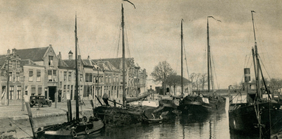 BR_POORTEN_WATERPOORT_019 Het Noord Spui met vissersschepen, op de achtergrond de Poortwachterswoning; ca. 1935