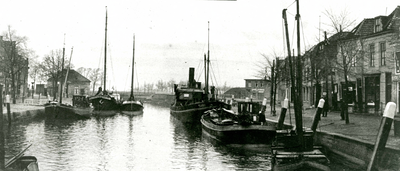 BR_POORTEN_WATERPOORT_020 Het Noord Spui met vissersschepen, op de achtergrond de Poortwachterswoning; 27 april 1934