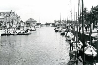 BR_POORTEN_WATERPOORT_024 Plezierjachten in de haven van Brielle met Pinksteren voor de Stertocht; ca. 1950