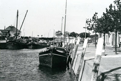 BR_POORTEN_WATERPOORT_026 Het Noord Spui met binnenvaartschepen, op de achtergrond de Poortwachterswoning; ca. 1949