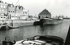 BR_POORTEN_WATERPOORT_028 Een binnenvaartschip en de Poortwachterswoning; ca. 1955