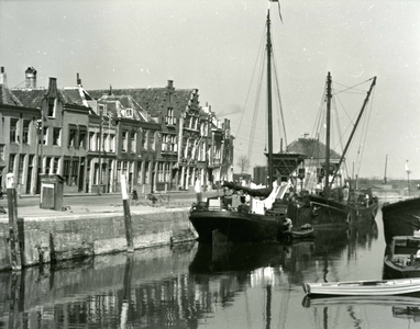 BR_POORTEN_WATERPOORT_029 Het Noord Spui met vissers- en vrachtschepen, op de achtergrond de Poortwachterswoning en de ...