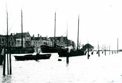 BR_POORTEN_WATERPOORT_031 Hoog water op het Maarland, met vracht- en vissersschepen en de panden langs Maarland NZ; ca. 1940