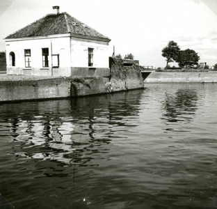 BR_POORTEN_WATERPOORT_035 De Poortwachterswoning van de voormalige waterpoort; ca. 1965