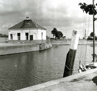 BR_POORTEN_WATERPOORT_036 De Poortwachterswoning van de voormalige waterpoort; ca. 1965