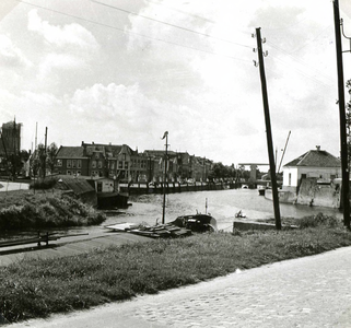 BR_POORTEN_WATERPOORT_037 De Poortwachterswoning van de voormalige waterpoort, gezien vanaf de Rochus Meeuwisznweg; ca. 1965