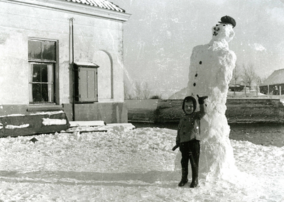 BR_POORTEN_WATERPOORT_051 De Poortwachterswoning in de winter: een reuze sneeuwpop; ca. 1955