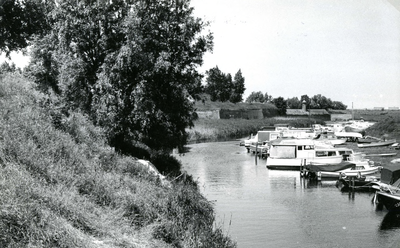 BR_PRIKKEVEST_001 Plezierboten liggen afgemeerd in de Prikkevest. Op de achtergrond de vestingbeer; 1967