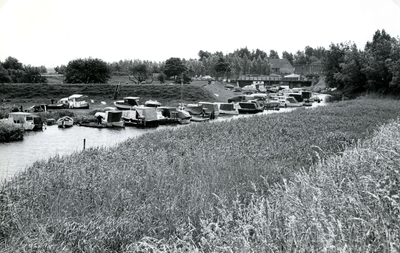BR_PRIKKEVEST_002 Plezierboten liggen afgemeerd in de Prikkevest. Op de achtergrond de Rochus Meeuwiszoonweg; 1967