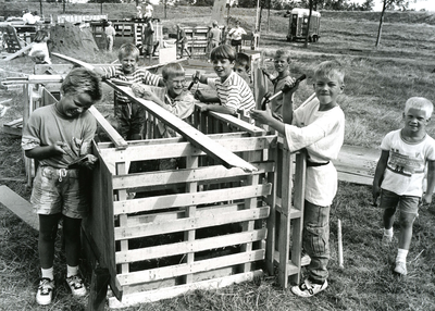 BR_PRIKKEVEST_011 Speelstad op het Prikkevest met als thema 'Kasteel Prikkeburcht'. Huttenbouwen; 28 augustus 1991