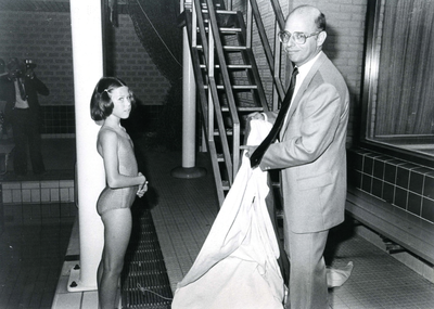 BR_REEDE_ZWEMBAD_004 Heropening van zwembad De Dukdalf, wethouder Vogel met een meisje in badpak; 11 oktober 1984