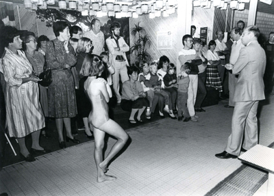 BR_REEDE_ZWEMBAD_005 Heropening van zwembad De Dukdalf, wethouder Vogel met een meisje in badpak; 11 oktober 1984