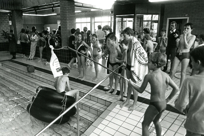 BR_REEDE_ZWEMBAD_007 Kinderen nemen deel aan de Mini Zeskamp in de Sporthal en het zwembad De Dukdalf; 5 januari 1984