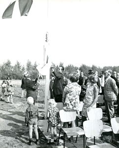 BR_ROCHUSMEEUWISZOONWEG_003 Opening van de tennisbaan van Tennisvereniging BTV E'68 door burgemeester Van Es; 1968