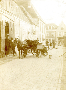 BR_ROZEMARIJNSTRAAT_009 Paard en wagen voor een stalhouderij in de Rozemarijnstraat; ca. 1910