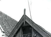 BR_ROZEMARIJNSTRAAT_025 Makelaar aan de nok van de garage in de Rozemarijnstraat, afgebroken in 1976; Augustus 1976