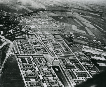 BR_RUGGEWEG_004 Luchtfoto van de nieuwbouwwijk Rugge en de wijk Zuurland in aanbouw; ca. 1970