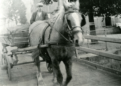 BR_SCHARLOO_003 Paard en wagen over de Kaaibrug, bestuurd door koetsier L. Nobel; 1938