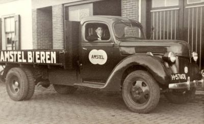 BR_SCHARLOO_045 Bram Zonnevijlle in een wagen van de elektrische limonadefabriek en Amstel Bieren op het Scharloo; ca. 1945