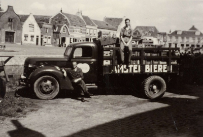 BR_SCHARLOO_048 Jan de Geus en Bram Zonnevijlle in een wagen van de elektrische limonadefabriek en Amstel Bieren op het ...