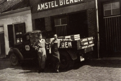 BR_SCHARLOO_049 Jan de Geus en Bram Zonnevijlle in een wagen van de elektrische limonadefabriek en Amstel Bieren op het ...