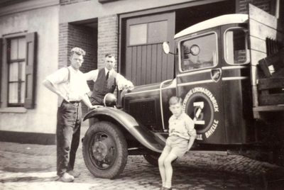 BR_SCHARLOO_052 Gijs van Leeuwen, Gerrit Zonnevijlle en zoon Bram Zonnevijlle op een wagen van de elektrische ...