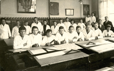 BR_SCHOLEN_AMBACHTSSCHOOL_012 Klassenfoto van de eerste klas smeden-bankwerken Ambachtsschool; 1931