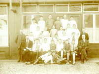 BR_SCHOLEN_AMBACHTSSCHOOL_027 Klassenfoto van leerlingen van de Ambachtsschool 1921/1922, links leraar Dorus de Regt, ...