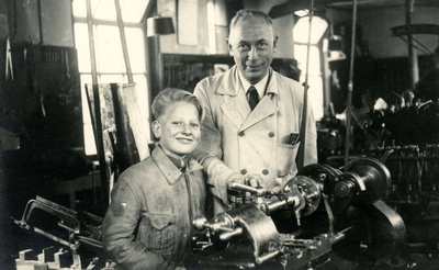 BR_SCHOLEN_AMBACHTSSCHOOL_051 Onderwijzer Gelms met een leerling in het lokaal en werkplaats van de smederij; ca. 1937
