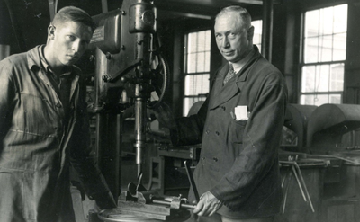 BR_SCHOLEN_AMBACHTSSCHOOL_057 Onderwijzer Gelms met een leerling bij een boormachine; ca. 1937