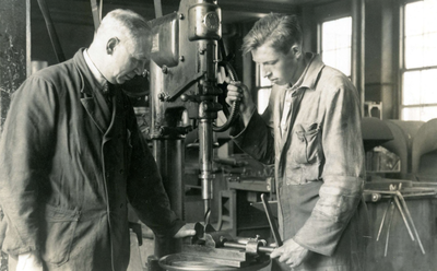 BR_SCHOLEN_AMBACHTSSCHOOL_058 Onderwijzer Gelms met een leerling bij een boormachine; ca. 1937