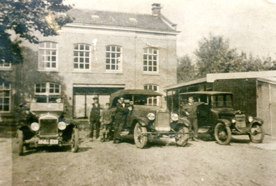 BR_SCHOLEN_AMBACHTSSCHOOL_060 Auto's staan geparkeerd voor de Ambachtsschool; ca. 1929