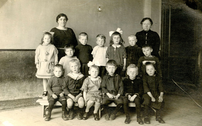 BR_SCHOLEN_BEWAARSCHOOL_002 Klassenfoto van de Bewaarschool aan de Venkelstraat. Links bovenaan: Marie Moerman; ca. 1910