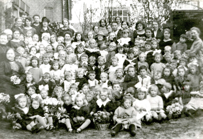 BR_SCHOLEN_BEWAARSCHOOL_003 Klassenfoto van de Bewaarschool aan de Venkelstraat. met mej. A v/d Feen; ca. 1925