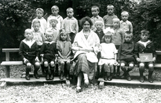 BR_SCHOLEN_BIJBEL_003 Klassenfoto van de school met de Bijbel aan de Schoolstraat; 1925