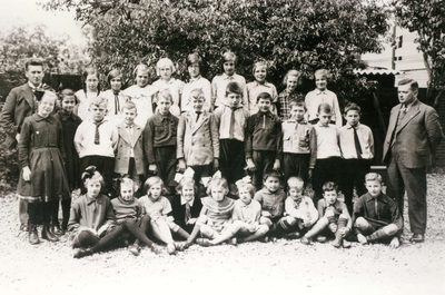BR_SCHOLEN_BIJBEL_006 Klassenfoto van de school met de Bijbel aan de Schoolstraat; ca. 1925