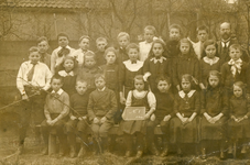 BR_SCHOLEN_CLS_001 Klassenfoto van de Christelijke Lagere School aan de Boterstraat. Bovenste rij: 1) Bas Nobel, 6) J. ...