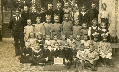 BR_SCHOLEN_CLS_004 Klassenfoto van de Christelijke Lagere School aan de Boterstraat. Onderste rij, rechts: Jo de Kruis, ...