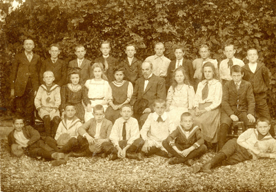 BR_SCHOLEN_HBS_017 Klassenfoto van de HBS 1e klas, bovenste rij 5e van rechts A. Moerman; ca. 1908
