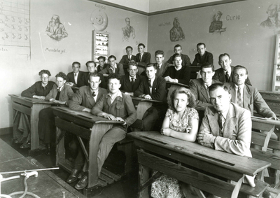 BR_SCHOLEN_HBS_043 Leerlingen van de HBS, cursusjaar 1948-1949, tijdens de scheikundeles, eerste rij v.l.n.r.: Jaap ...