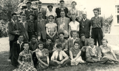 BR_SCHOLEN_HBS_044 Leerlingen van de HBS, cursusjaar 1953-1954 , klas A 4 en B 4, voorste rij: Henny, Betsy Kome, Frits ...