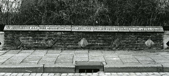 BR_SCHOLEN_LTS_018 Monument ter nagedachtenis aan de leerlingen die omkwamen bij het bombardement in de Tweede ...