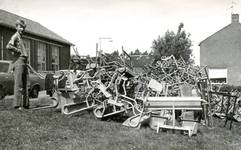 BR_SCHOLEN_LTS_022 Uitbreiding van de Lagere Technische School. stoelen en schoolbanken op het grasveld; september 1968