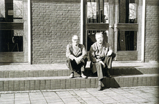 BR_SCHOLEN_LTS_032 Concièrges Maarten Postema en Piet Veth van de Technische Scholengemeenschap Rijnmond- Zuidwest; ca. 1976