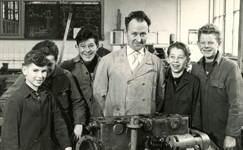 BR_SCHOLEN_LTS_101 Leerlingen in de Lagere Technische School rond een docent; ca. 1968