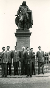 BR_SCHOLEN_LTS_108 Leerlingen van de Machinistenschool poseren bij het standbeeld van Michiel de Ruyter tijdens een ...